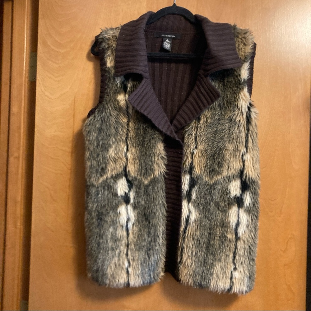 89th and Madison Sz L Faux Fur Sweater Vest